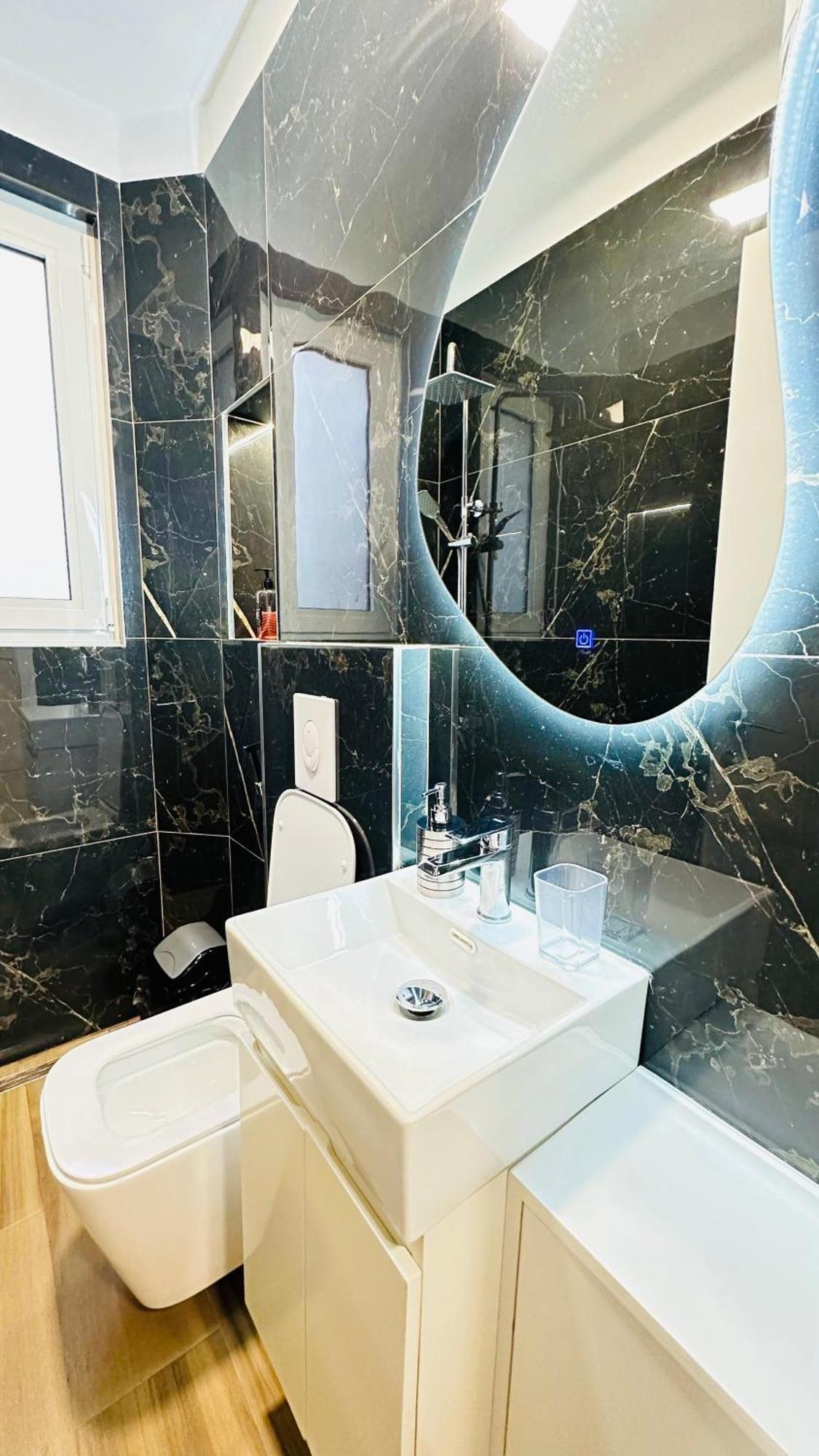 Luxurious Central Stay - Self Check-In Тирана Экстерьер фото