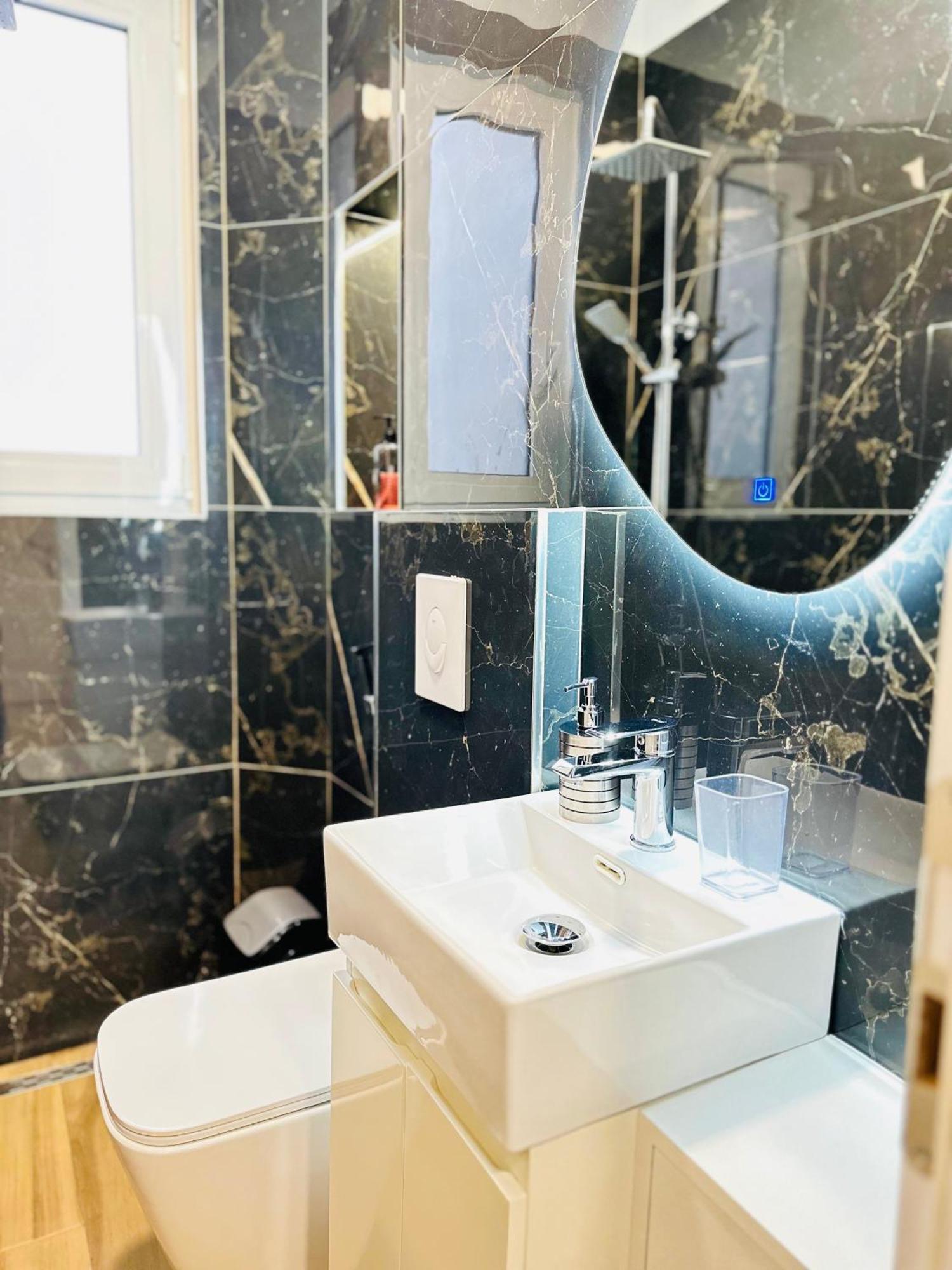 Luxurious Central Stay - Self Check-In Тирана Экстерьер фото