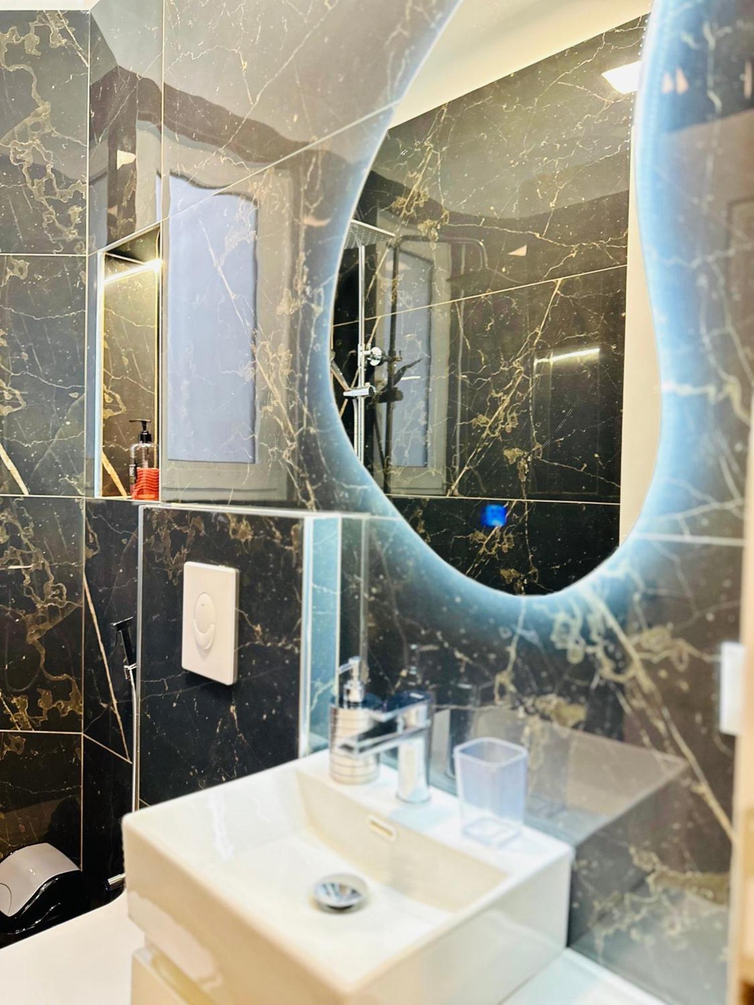 Luxurious Central Stay - Self Check-In Тирана Экстерьер фото